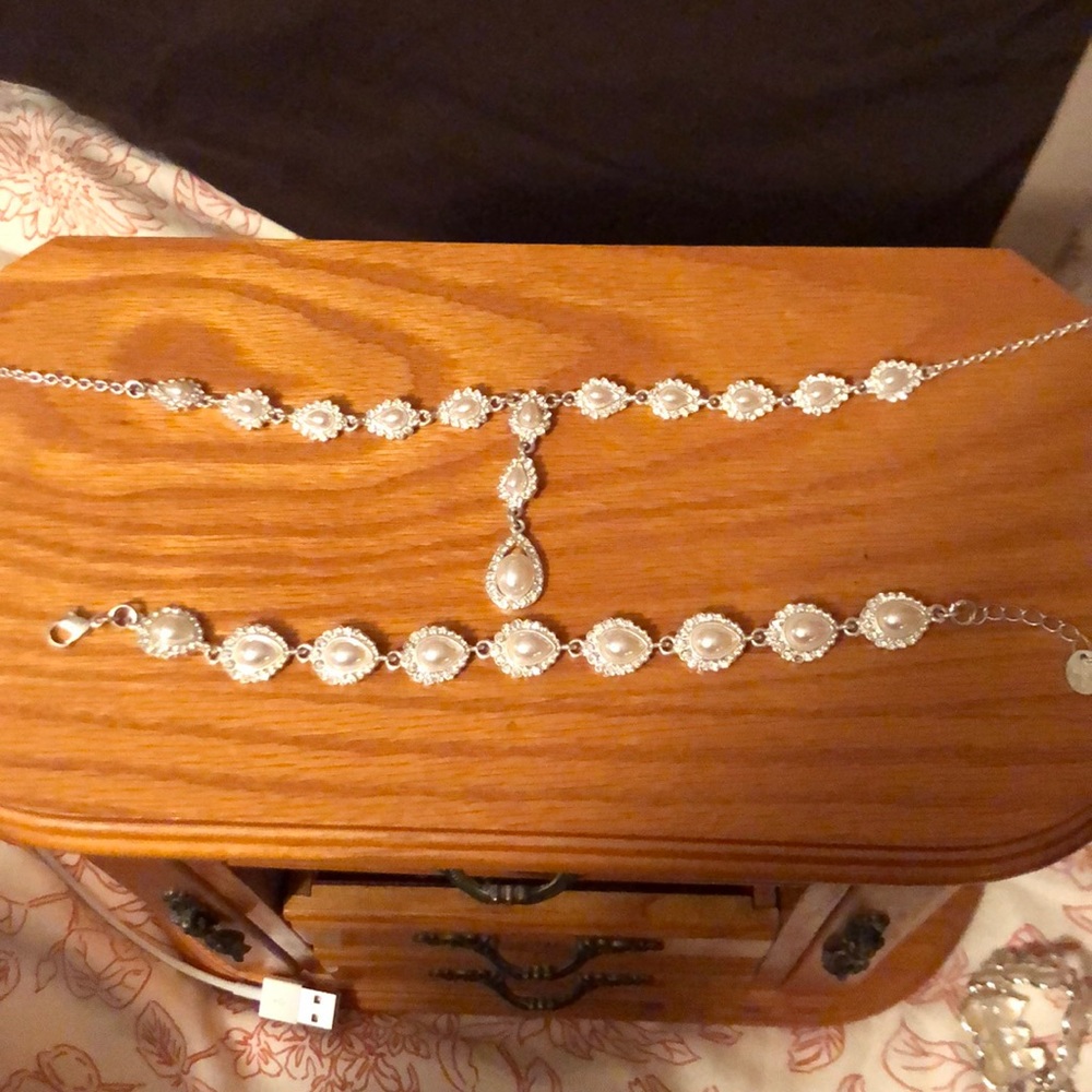 Pearl and rhinestones necklace and bracelet set
